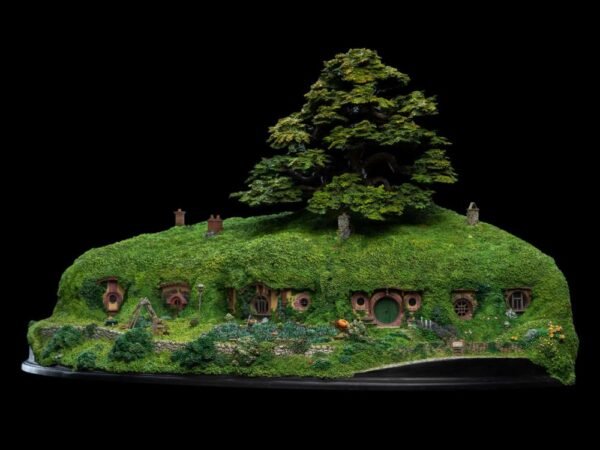 Weta Workshop The Lord of the Rings Bag End on the Hill Limited Edition Diorama - Image 3